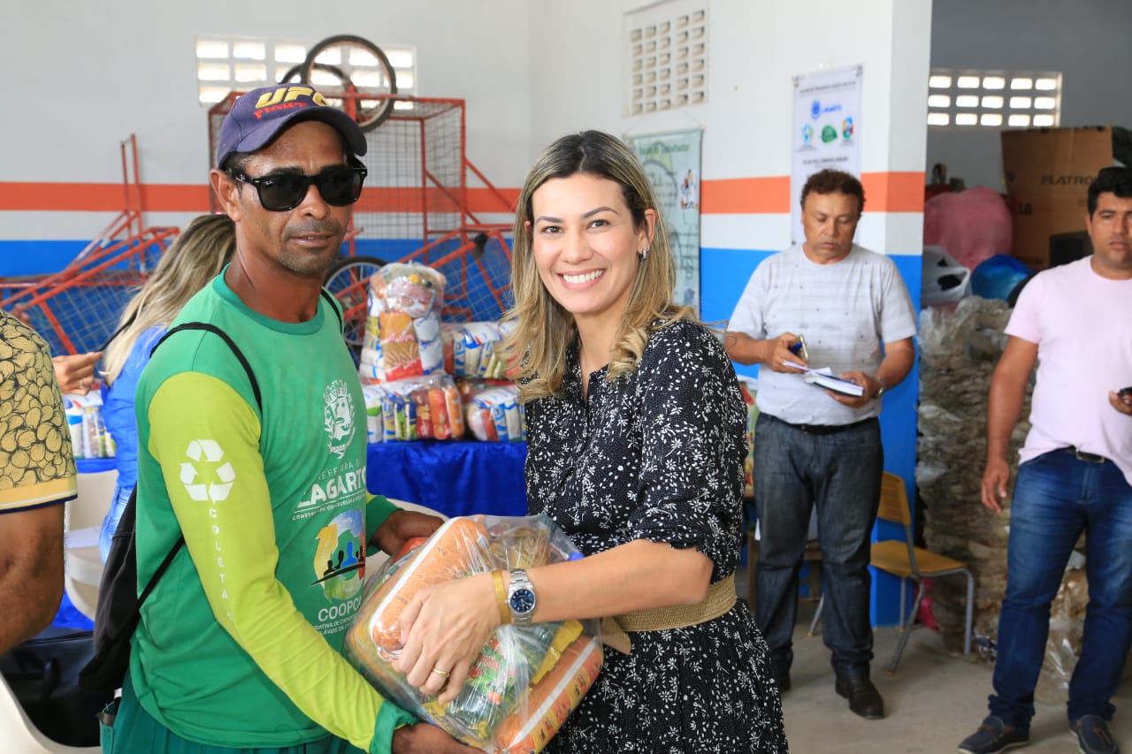 Prefeitura de Lagarto faz entrega de cestas básicas aos catadores da cooperativa 13