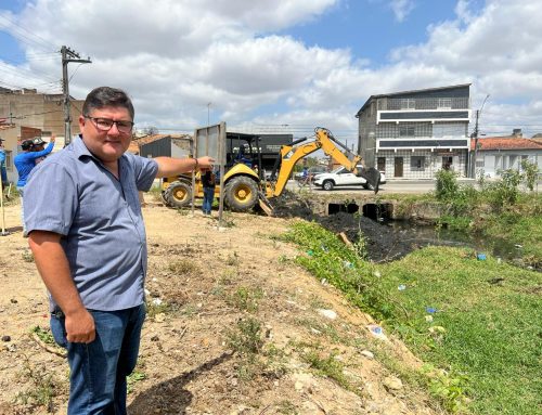 Secretaria de Obras inicia limpeza no canal do bairro Loiola