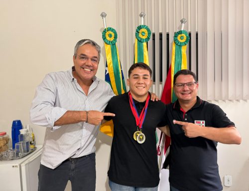 Prefeito Sérgio Reis recebe visita do karateca campeão sul-americano Enzo Rabelo